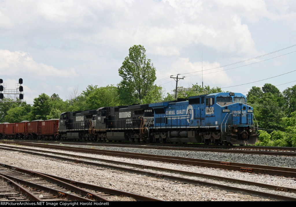 NS 8420 leads train 922 past the signals at D&S Junction